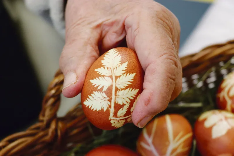 Mit der Nadel werden die Blättchen in Form gebracht: Die traditionell gefärbten Ostereier verkaufen sich gut.