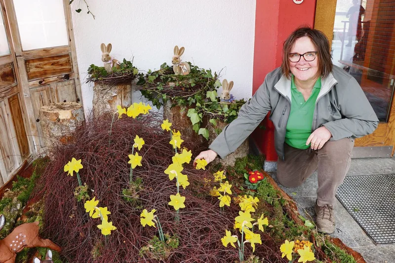 Gartenrückschnitt eignet sich bestens für Dekorationen. Ruth Bolliger, Präsidentin der Schlossrueder Landfrauen und gelernte Gärtnerin, setzt für die Marktvorbereitung ihre Ferien ein.