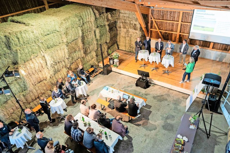 Scheinwerfer, Bühne, Hintergrundmusik und Catering: Am Medienanlass auf dem Bauernhof der Familie Bühlmann wurde kein Aufwand gescheut, um die positiven Zwischenresultate zu präsentieren.