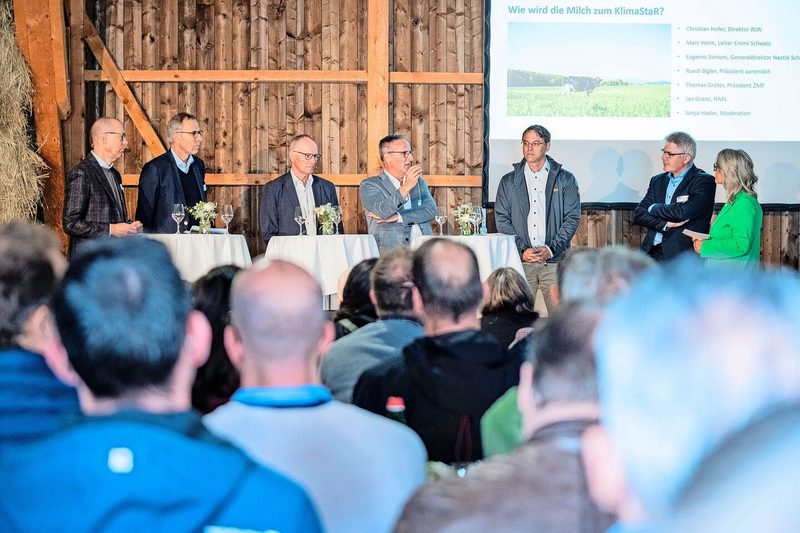 Im Publikum der Podiumsdiskussion sassen auch Landwirt(innen), die unter anderem wissen wollten, wie die Massnahmen künftig finanziert werden.