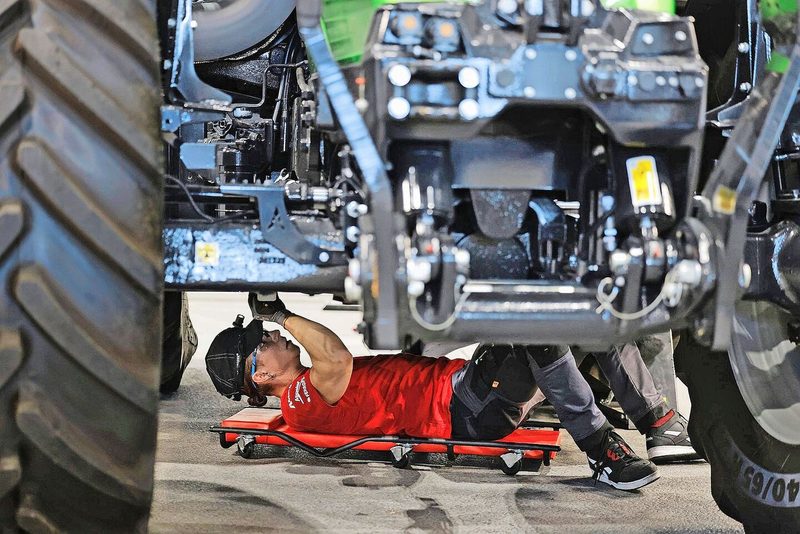 Aufgabe Nummer vier: Ablieferungskontrolle an einem Deutz-Fahr-Traktor.