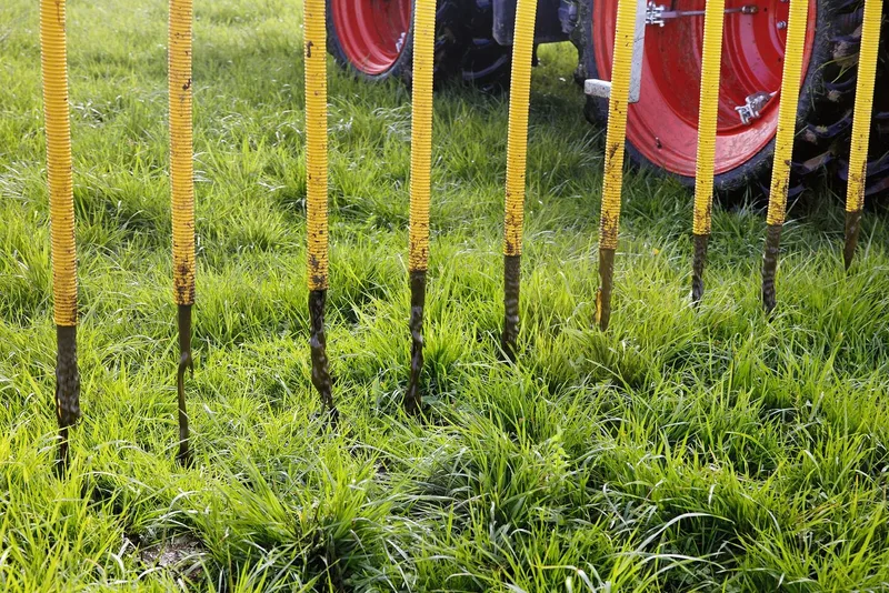 Wenn die Schleppschläuche nicht am Boden entlang gezogen werden, sondern in der Luft hängen, wird die Gülle auf dem Gras und nicht am Boden abgelegt. Trocknen die Güllewürste ein und werden nicht abgeregnet, steigt das Risiko von Futterverschmutzung.