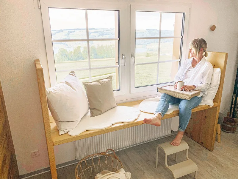 Nicole Muff gönnt sich eine Pause auf dem «Bänkli» im Dachstock. Von hier blickt man weit ins Luzerner Seetal.