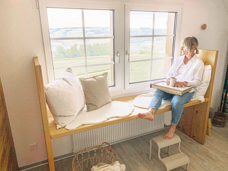 Nicole Muff gönnt sich eine Pause auf dem «Bänkli» im Dachstock. Von hier blickt man weit ins Luzerner Seetal.