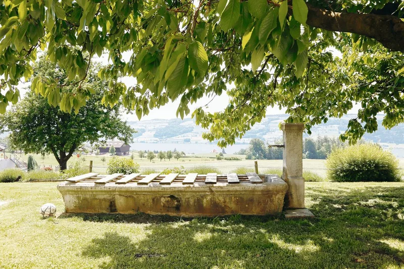 Zum Schliessbachhof gehört ein grosser Garten mit einem altehrwürdigen Brunnen.