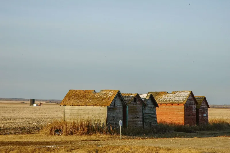 Eine Reihe alter Getreidehäuschen (Granaries) im Jahr 2006. Heute sind sie verschwunden.
