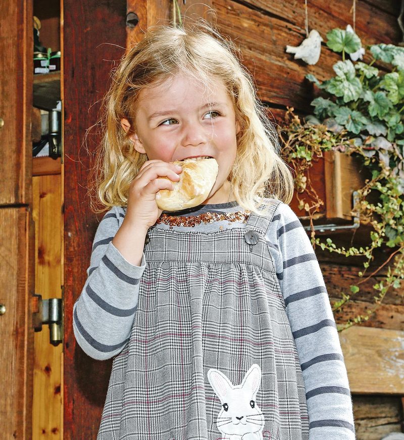 Emma, Tochter einer Kundin, lässt es sich schmecken.
