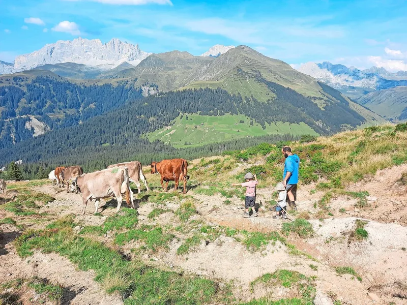 Zurück auf der Alp Valpun nach der aufregenden Kuhrettung, freuen sich die beiden Kinder Cyrill und Ronya über Zeit mit ihrem Dädi.