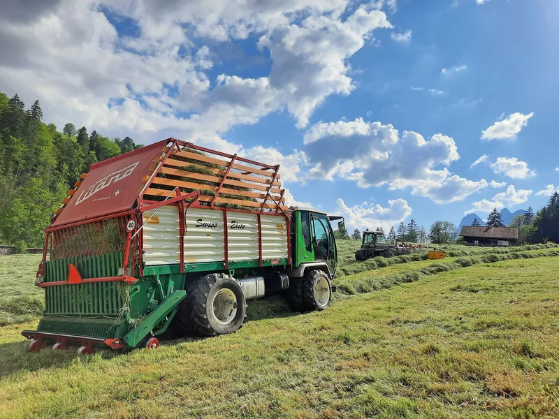 Der Schiltrac Swisstrans ist im Simmental schon von weitem an seiner elegant geformte Kabine zu erkennen. Was in der Praxis zählt, sind aber seine «inneren Werte»: unkomplizierten Bedienung und hohe Verarbeitungsqualität.Bild: Schiltrac