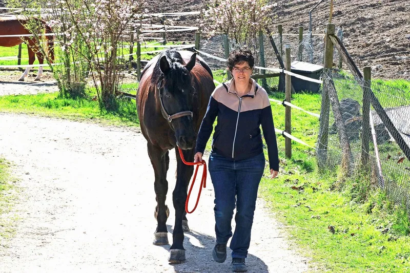Die 48-jährige Agronomin Barbara Koellreuter ist mit Pferden auf dem Klushof aufgewachsen und führt den Betrieb in dritter Generation.