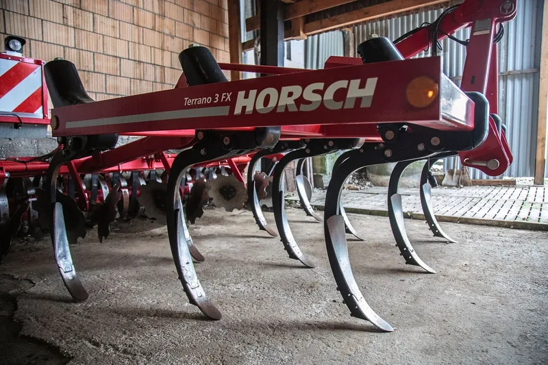 Der Grubber von Horsch hat den Pflug bei der Grunbodenbearbeitung ersetzt. Damit wird nur gelockert, aber nicht gemischt. So bleibt der Boden stabiler.