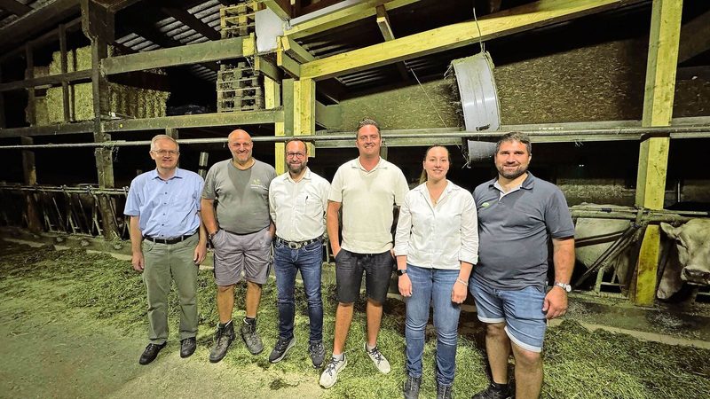 Die Referenten vom Silohöck. Urs Alder (2. v. l) baute zusammen mit Daniel Gerber (4. v. l.) den Betonsilo auf Alders Betrieb.
