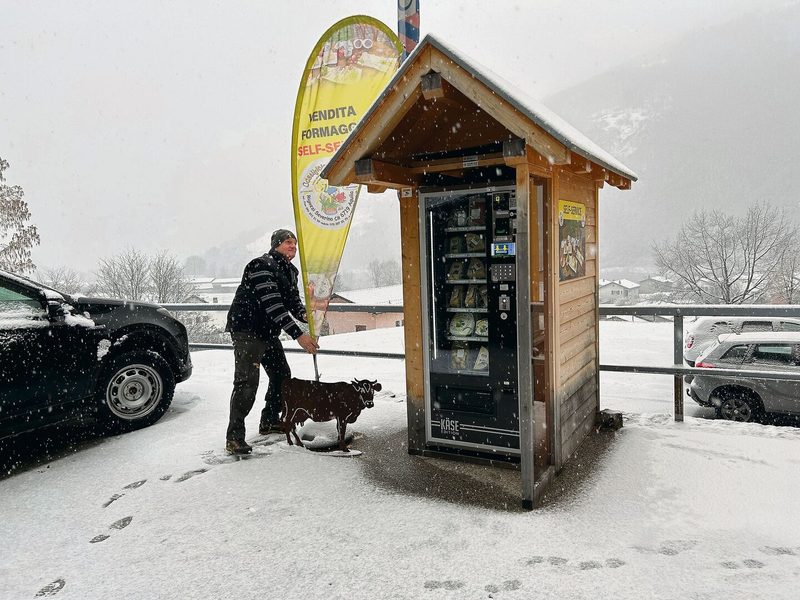 Ein Verkaufsautomat, der sich lohnt und sowohl im Sommer als auch bei Schneetreiben stark frequentiert ist.