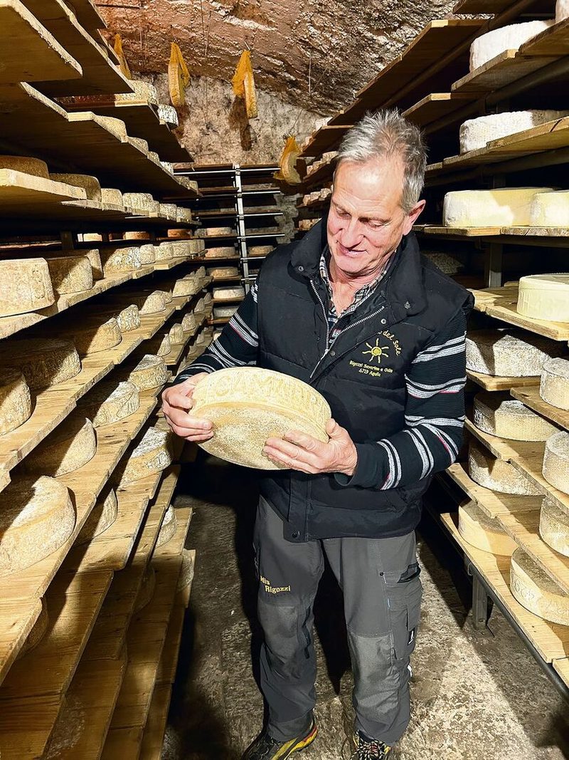 Severino Rigozzi ist stolz auf seinen Käse und präsentiert ihn im Käsekeller, der sich im Nachbarort Dangio befindet.