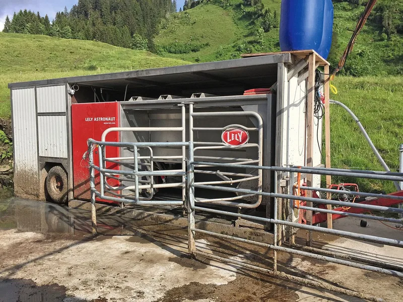 Der Melkroboter auf dem befestigten Vorplatz der Voralp Kreuz.