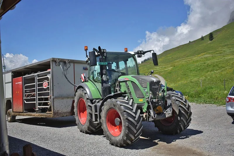 Beat Betschart transportiert seinen Lely-Melkroboter auf die Alp, indem er ihn mit dem Fendt-Raktor zieht..