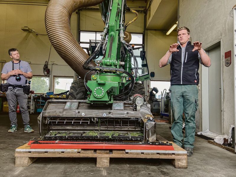 Der Böschungsmäher mit Absaugschlauch und Balken statt Mulcher: In der hauseigenen Werkstatt wird auch weiterentwickelt.