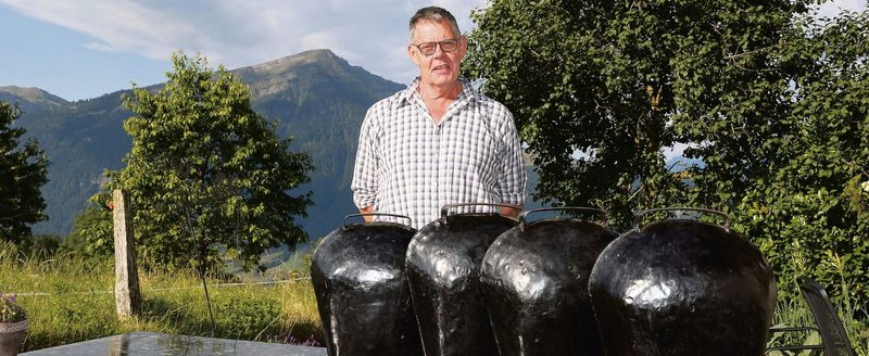 Toni Hürlimann ist für seine handgeschmiedeten Chlopfen bekannt. Rund zwei Arbeitstage benötigt er für ein grosses Modell.