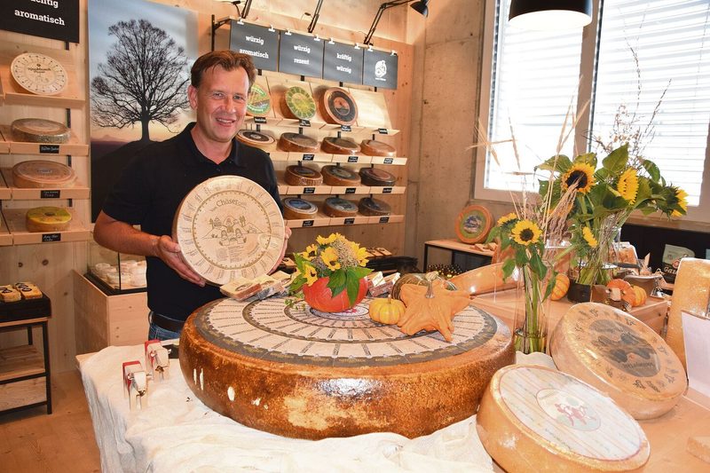 Thomas Vogt in seinem Verkaufsladen in Worb. Das Angebot an Käse ist riesig, der Laden vorbildlich und heimelig eingerichtet.