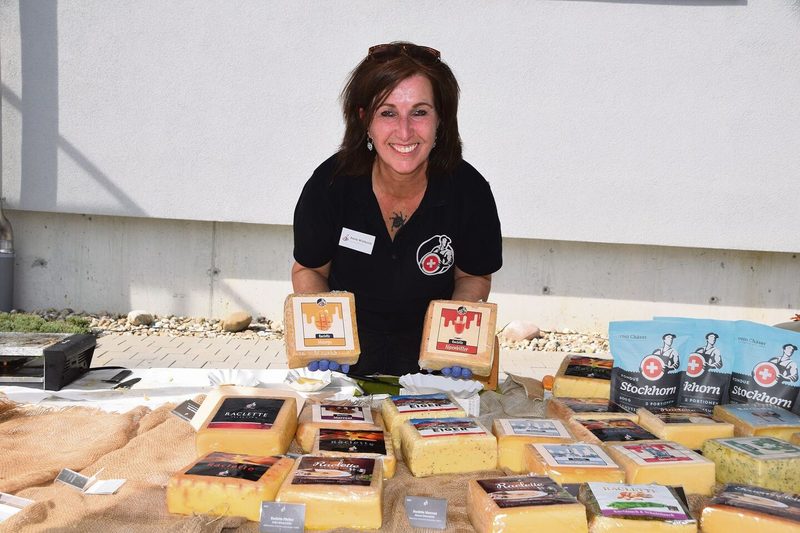 Ladenleiterin Anita Wüthrich bei der Arbeit: An ihrem Stand kamen die Besucher in den Genuss von Raclette.
