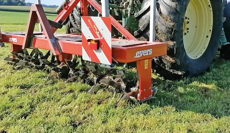 72 Werkzeuge wirken bis 20 cm Tiefe und stören die Mäuse. Bild: zVg