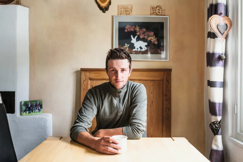 Nando Neuhäusler am Küchentisch bei seinen Eltern. Bald zieht er in eine eigene Wohnung im gleichen Haus. Bild: Mattias Nutt