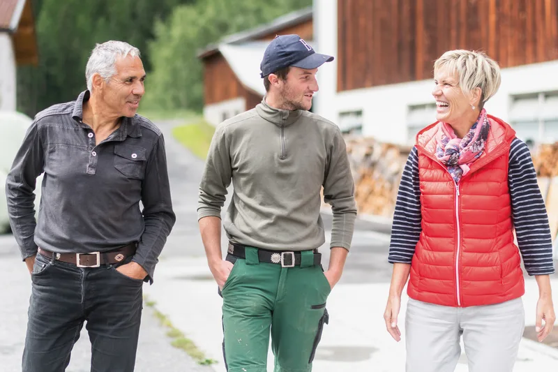 Peter Salutt und seine Frau Edith kennen Nando Neuhäusler, seit er ein kleiner Junge war. Die Pacht sei für alle ein «Sechser im Lotto», sagen die drei. Bild: Mattias Nutt