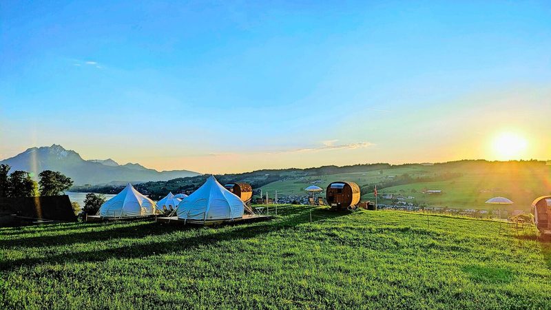 Die Lage des Hofes Stadelmatt mit Sicht auf den Pilatus begeistert die Gäste: drei Lotus-Belle-Zelte und drei Campingfässer.