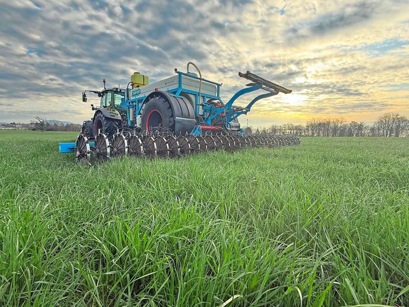 Mit Cultan wird Flüssigdünger in Form einer Ammoniumsulfatlösung direkt in den Boden injiziert. Familie Z’Rotz konnte so den Proteingehalt beim Getreide steigern.