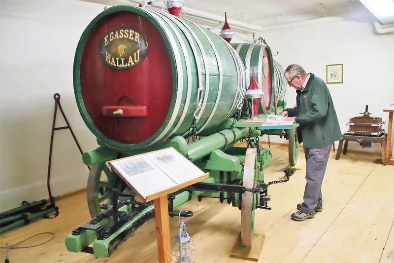 Der Weinwagen ist nicht mit einem Bock für den Fuhrmann, sondern mit einem seitlich angebrachten «Faulenzer» ausgestattet.