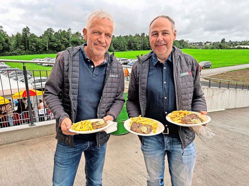 Stefan Felder (l.) und Dominic Eggel genossen die Feier.