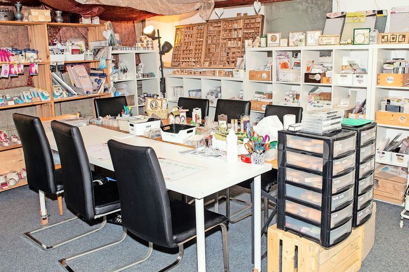 Das «Stall-Werk» bietet sechs Arbeitsplätze für Kurse oder zum Mieten, um eigenständig Karten herzustellen.