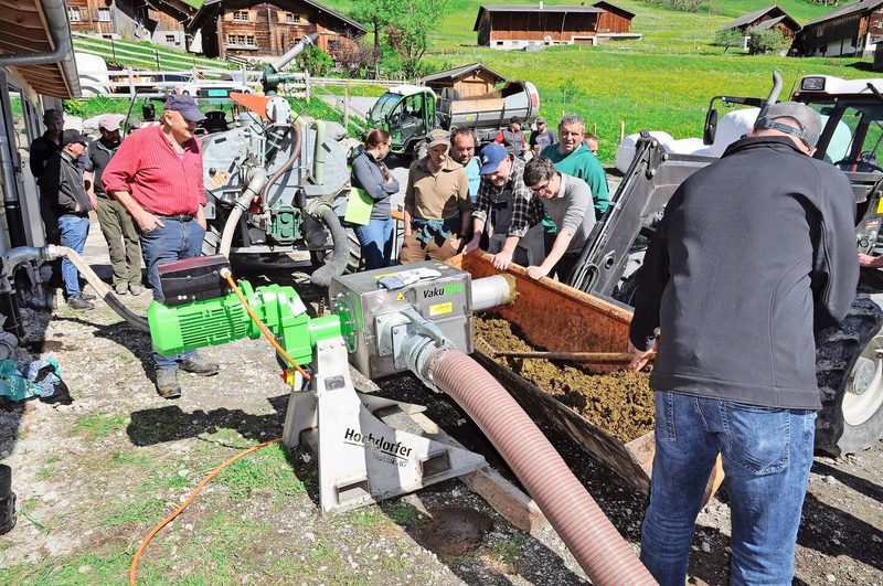 Beat Süess stellte den Separator «Vakublitz» vor, der die Feststoffe beim Ansaugen ins Güllefass von der Gülle trennt.
