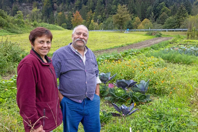 Anita und Markus Schmid stehen vor ihrem grossen Pflanzblätz
