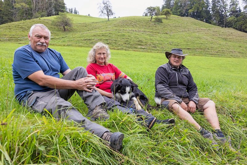 Familie Sudler sitzt im Gras