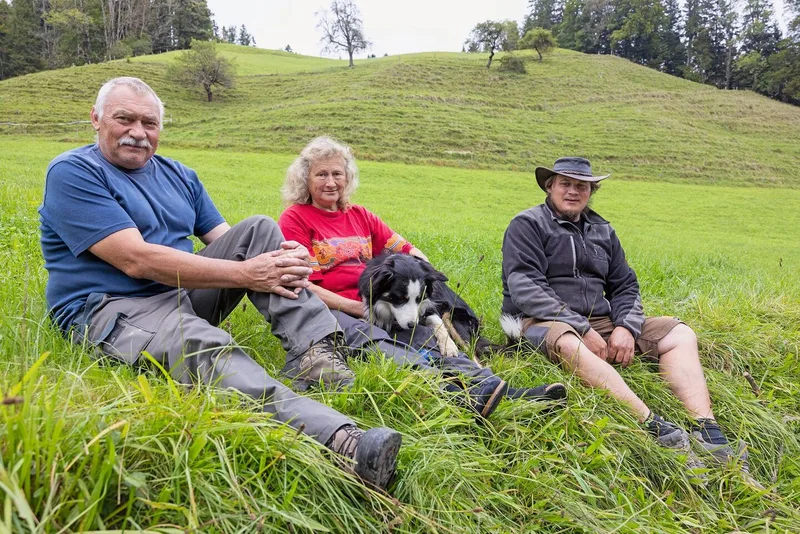 Familie Sudler sitzt im Gras