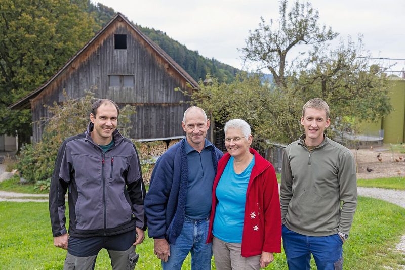 Familie Rüegg steht vor ihrem Betrieb