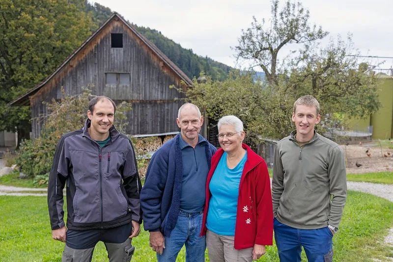 Familie Rüegg steht vor ihrem Betrieb