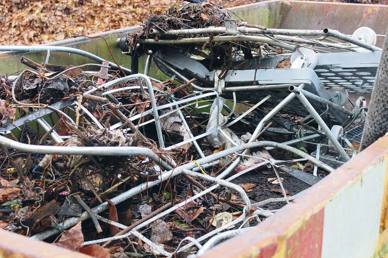 Ein Kipper mit Metallen, die in Grünabfällen gefunden wurden. Plastik ist also nicht allein für die Verschmutzung verantwortlich.