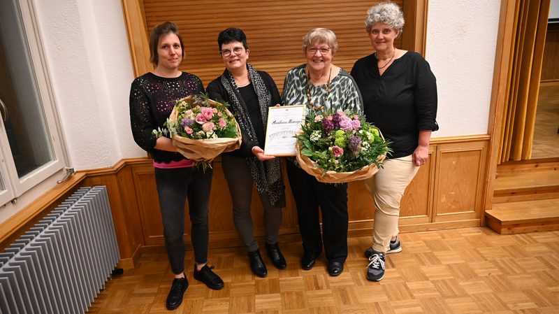 Barbara Heiniger wird die Ehrenmitgliedschaft verliehen