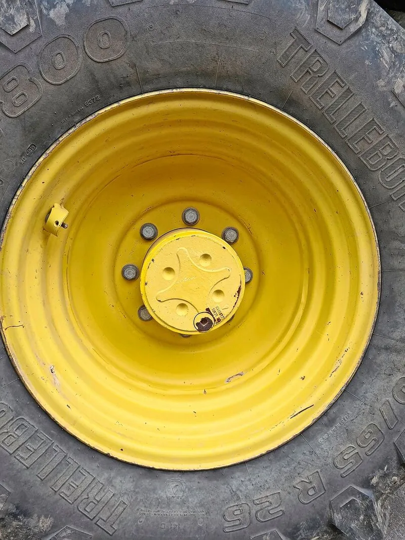 Das Rad an der Vorderachse eines Traktors.