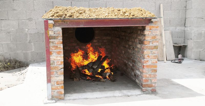 Grünkern wird mit der heissen Luft eines Holzfeuers gedarrt. Das gilt auch für moderne Anlagen.