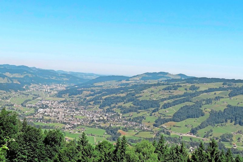 Auf der Sommerweide oberhalb von Ebnat-Kappel auf rund 1100 Meter über Meer hat man eine schöne Aussicht auf das Toggenburg.