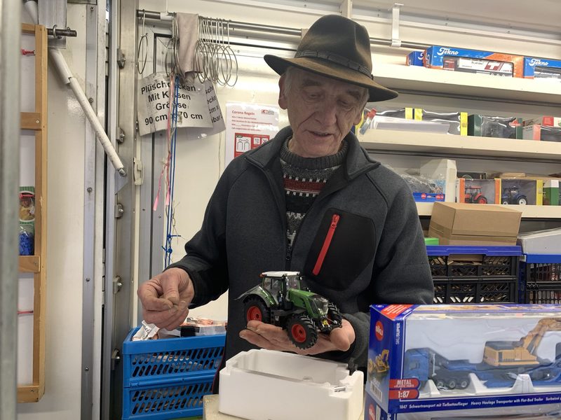 «Dieses Fendt-828-Vario-Modell gehört zum Premiumsortiment.» Othmar Rüttimann präsentiert stolz den Traktor. (Bild gif)