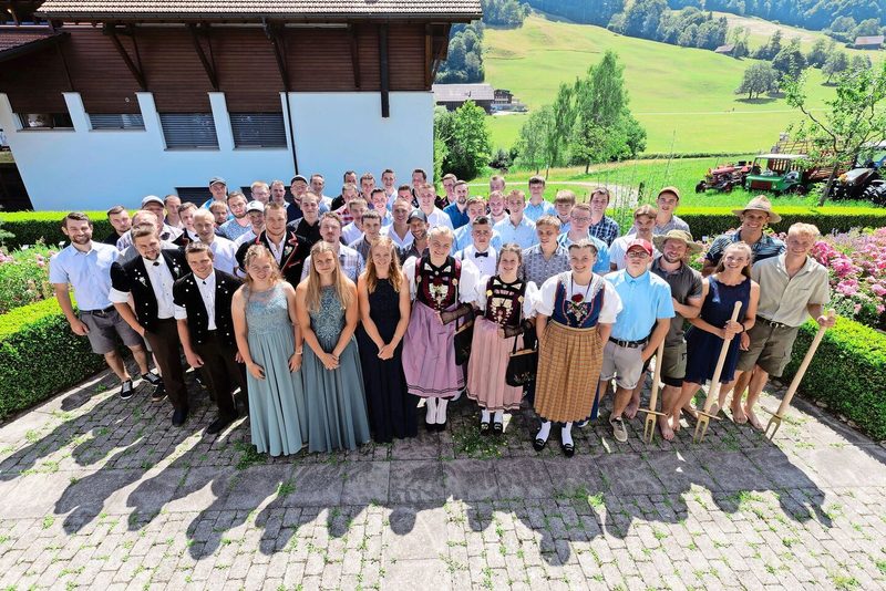 Die drei Klassen Landwirt/in EFZ auf dem Schulareal des BBZN in Schüpfheim. Die Bio-Absolventen bekamen ein goldenes Blackeneisen mit auf den Weg (rechts).