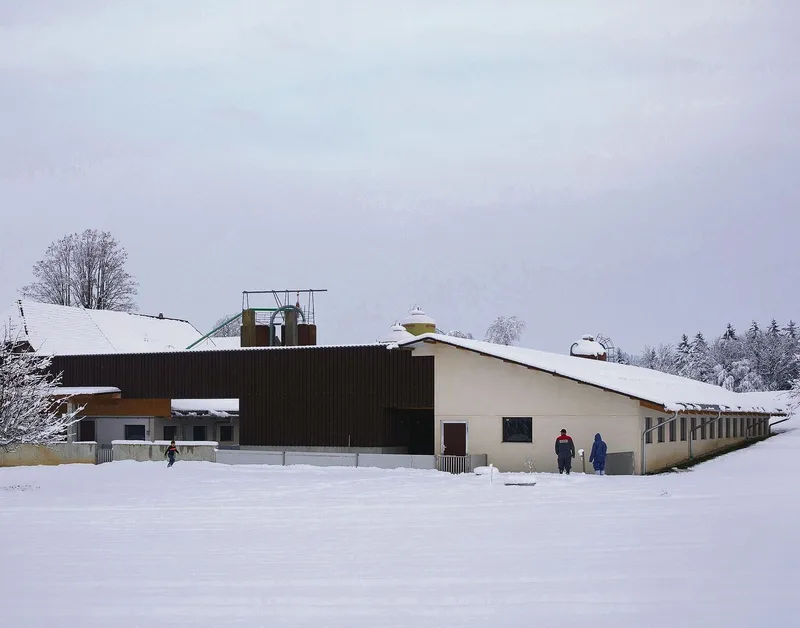 Der alte Schweinestall (l.) in Ufhusen wurde umgebaut und mit dem Gebäude rechts ergänzt.