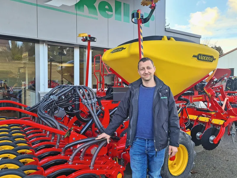 Lukas Keller von der Keller Technik AG in Nussbaumen TG ist für den Vertrieb der Maschinen des schwedischen Herstellers Väderstad in der Schweiz zuständig. Auf dem Bild mit einer Sämaschine der Baureihe Spirit.