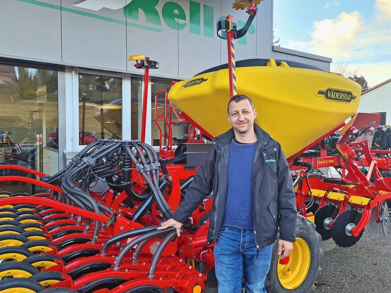 Lukas Keller von der Keller Technik AG in Nussbaumen TG ist für den Vertrieb der Maschinen des schwedischen Herstellers Väderstad in der Schweiz zuständig. Auf dem Bild mit einer Sämaschine der Baureihe Spirit.