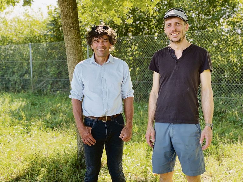 Die Kursleiter Thomas Baumann (l.) und David Preiswerk erklärten, worauf beim Laubbläser-Einsatz zu achten ist.