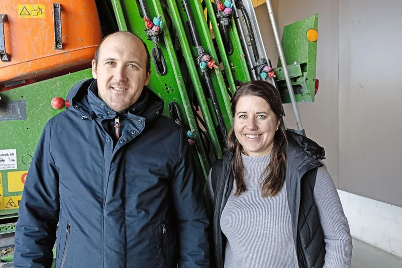 Christoph König erledigt die Aufträge, Rea König führt den Spritzbetrieb.